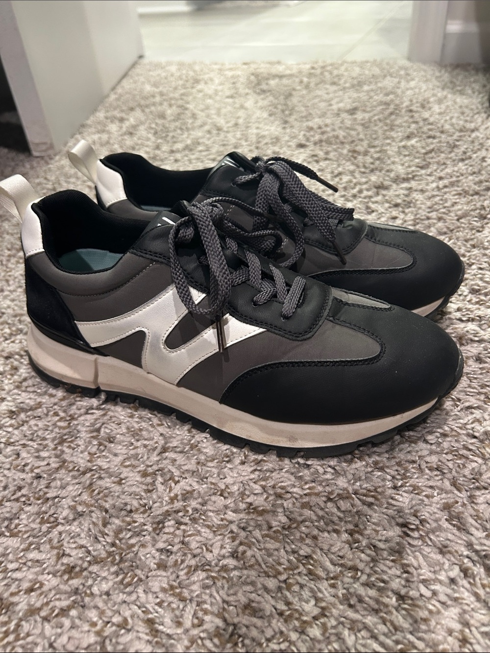 Women’s Casual Athletic Sneakers in Black and Gray